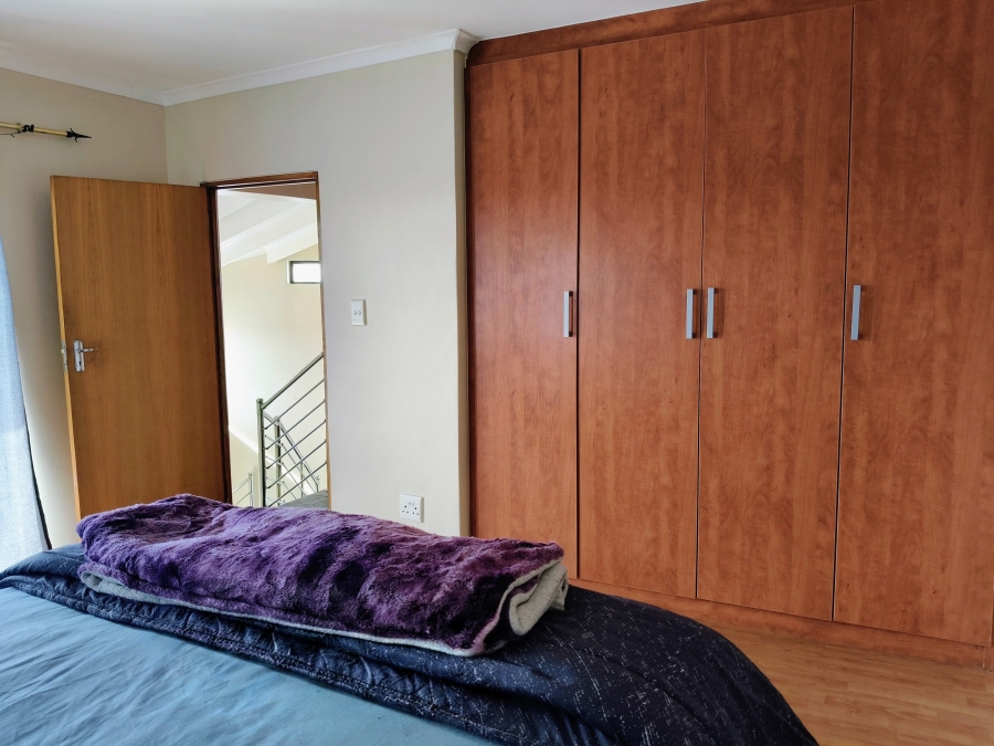 6 Bedroom Property for Sale in Paradise Beach Eastern Cape